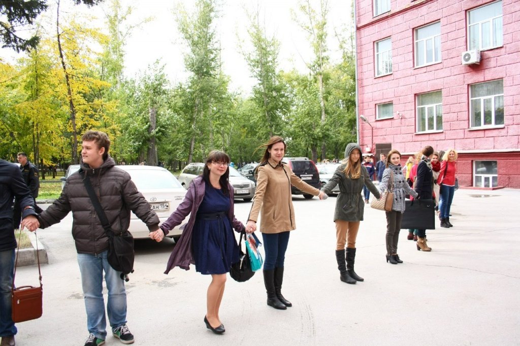 Новосибирские студенты обняли свои университеты 5.jpg